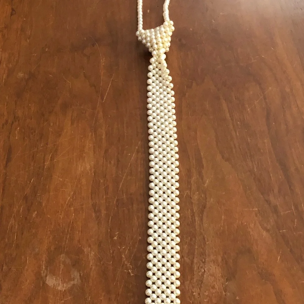 Elegant Pearl Tie - Picture 1 of 9